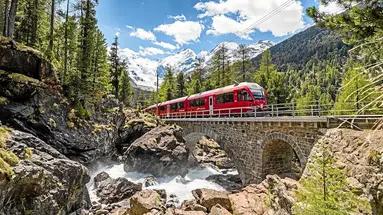 Szwajcaria i czerwony pociąg